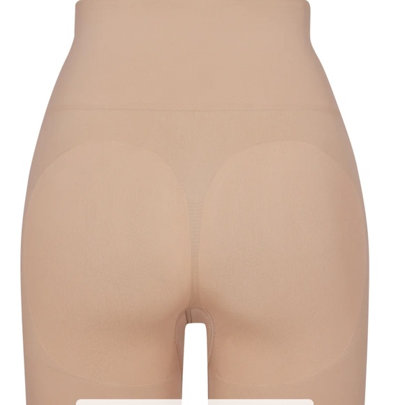 Skims seamless sculpt butt enhancing shorts open crotch - Picture 4 of 8